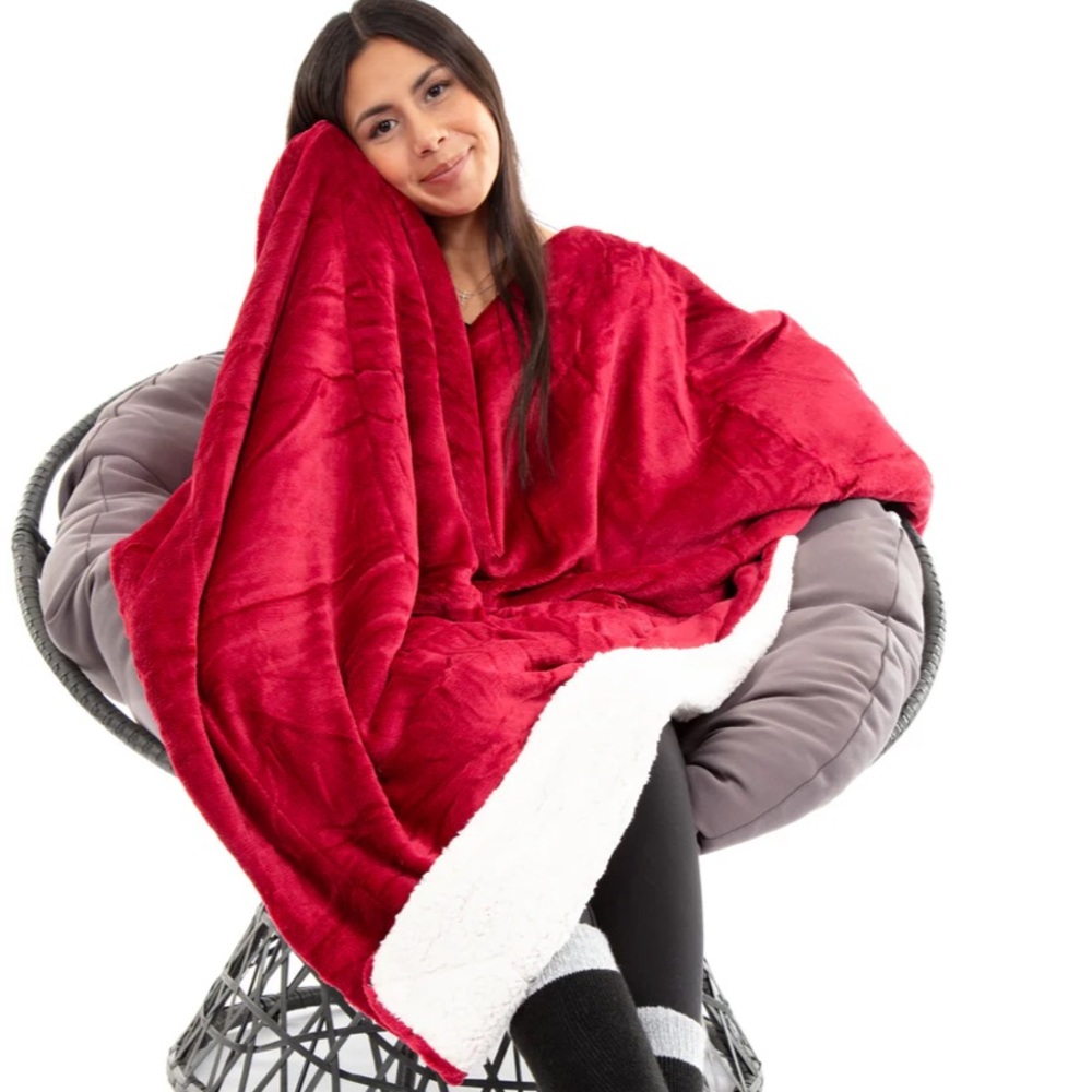 🔥 *Just Cozy Red Sherpa Blanket - Cozy Nights!* 🧸